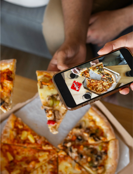 Telephonne qui prend en photo des pizza